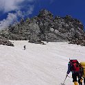 北・南峰間コルの噴煙、北峰頂上は岩峰の向こう